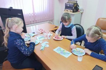 Изготовление поделки из одноразовой тарелки в технике декупаж.