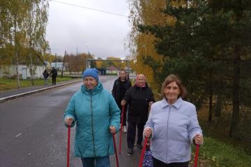 Занятия скандинавской ходьбой.